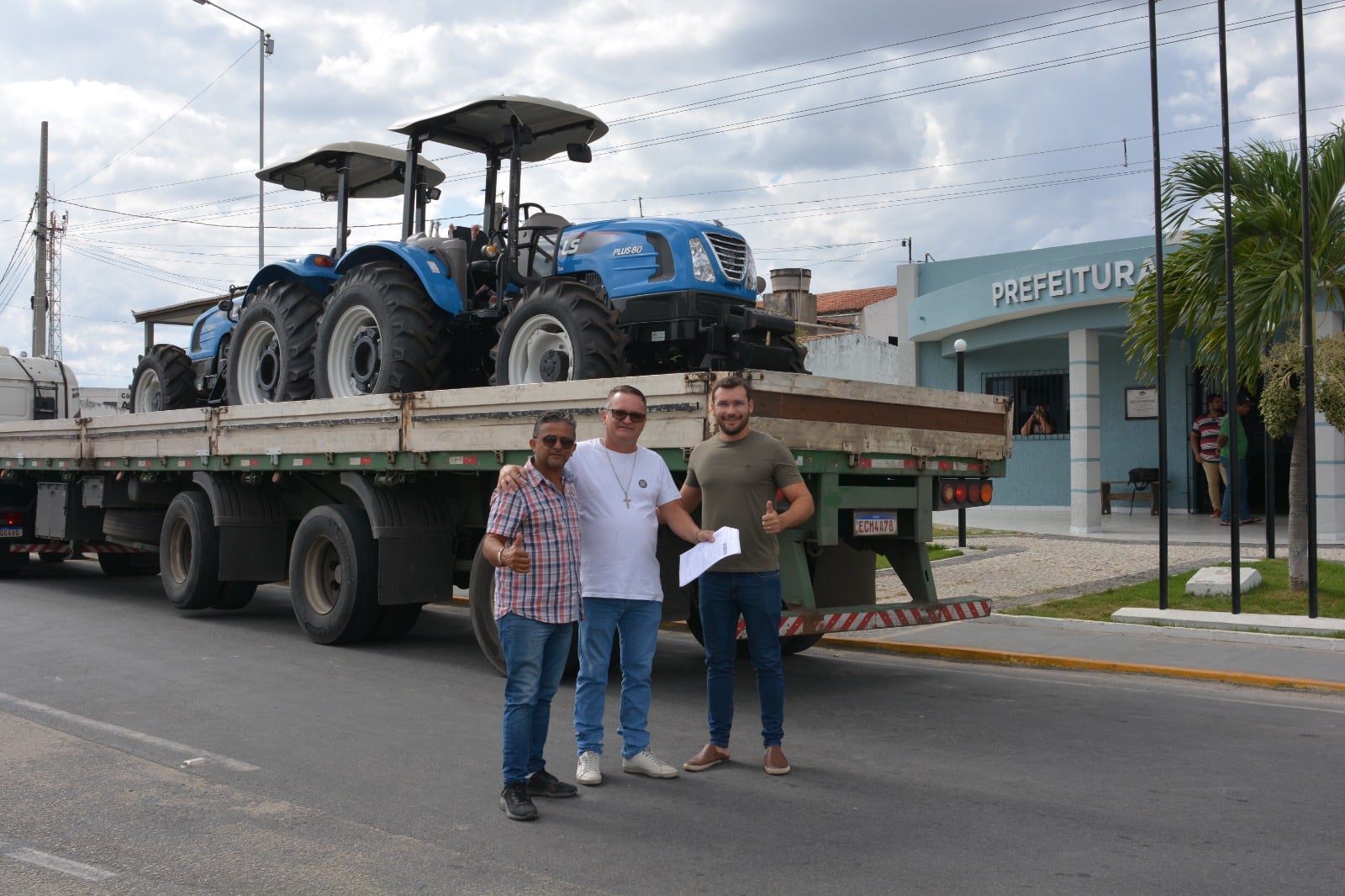 Na tarde desta segunda-feira, 21 de novembro, chegou no município de Assunção dois tratores para servir aos agricultores e agricultoras do município.